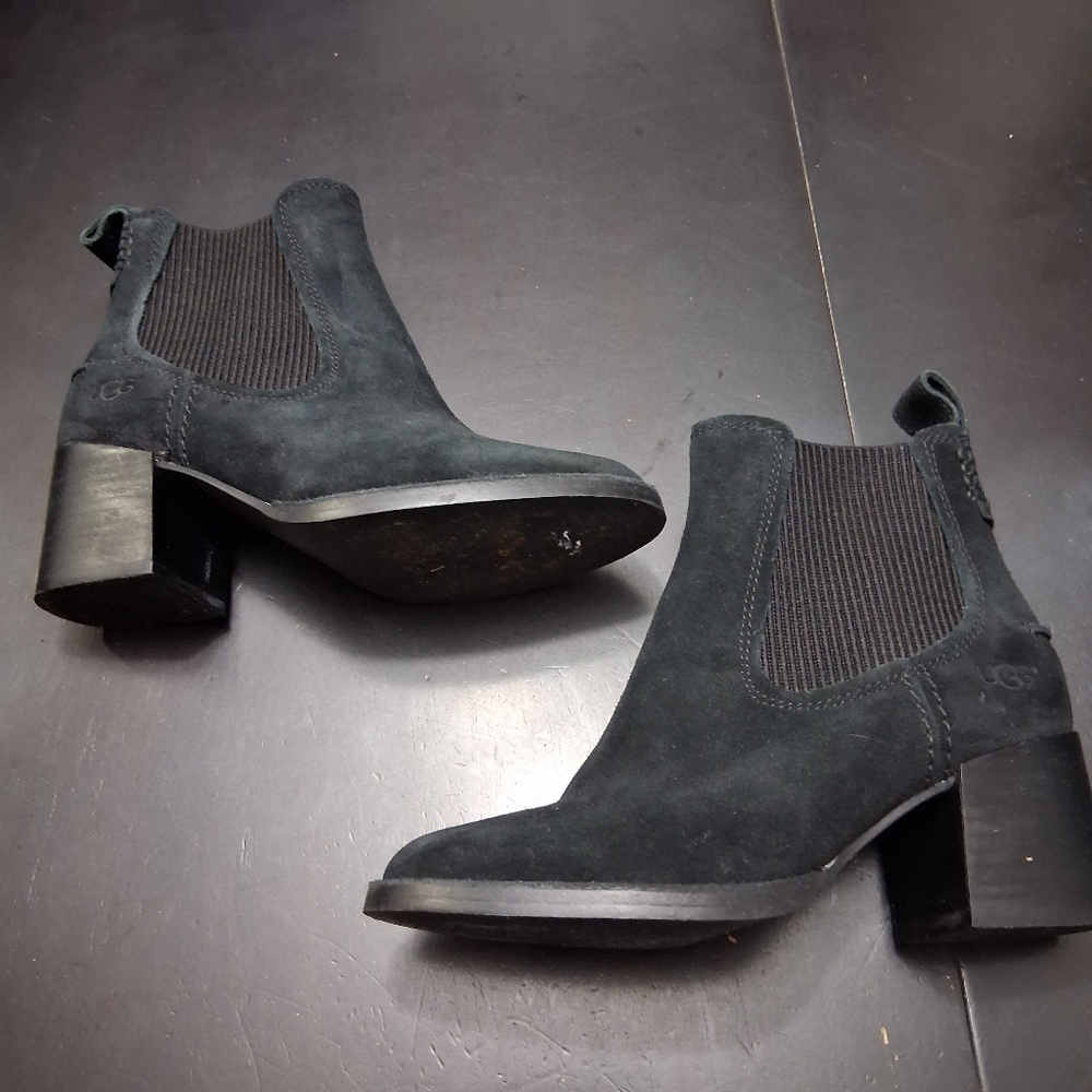 UGG Faye Suede Chelsea Ankle Booties   Size 5